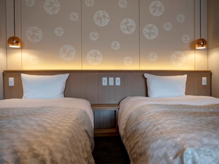 【和洋室】ベッドサイズ:120㎝×200㎝ 2台、和布団 3組/最大5名様までご宿泊いただけます。