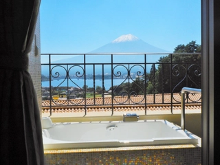 【ラビスタダブル】ラビスタタイプ唯一の露天風呂タイプの客室。晴れていれば目の前に富士山を望むことができます。