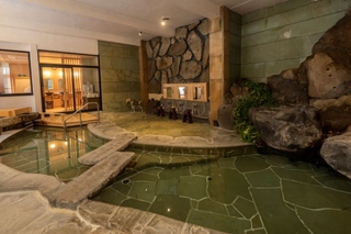 【大浴場:内風呂】「菊風呂」川の流れをイメージした開放感のある大浴場(男女入替制)