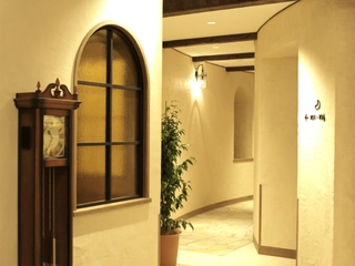 【館内】1Fフロント横にございます窓のある個室が喫煙スペースとなります。