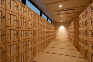 【下足処】全館畳敷きの為、お履き物は玄関口の下足処にてお預かり致します。