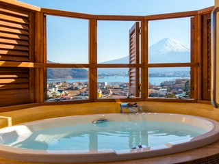 【ローズダブル】客室のテラスに露天風呂をご用意。富士山を眺めながら、湯浴みをお楽しみください。
