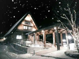 【外観】当館には階段・スロープがございます。車いすご利用のお客様もご来館頂けます。