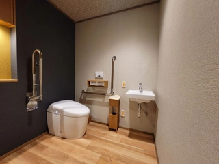 【ユニバーサル】客室のお手洗いはユニバーサル仕様になっております。