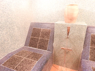 【貸切風呂】岩盤浴:貸切風呂が並ぶ一番奥の部屋にはシャワーブースを備えた椅子式岩盤浴が!こちらも無料で利用可能です。