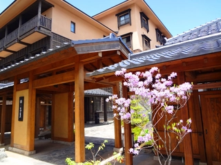 【外観】春のお宿木の葉(Hotel Konoha entrance in spring)