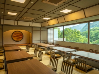 【1階/食事処 行雲-こううん-】お座敷はお子様にも安心してご利用いただける掘りごたつのお席。