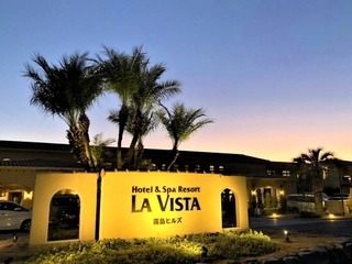 【ラビスタ霧島ヒルズ 正面入り口 夜】