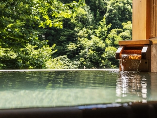 【貸切風呂】「紅雲の湯」…湯量豊富な自家源泉かけ流しのプライベートバス。
