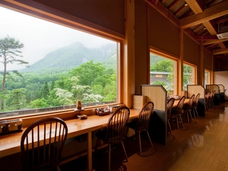 【食事処】窓側のカウンター席からは、北アルプスの山々をご覧いただけます。