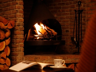 山小屋に合う暖炉や薪を眺め至福のひと時を。