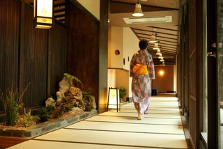 【施設】回廊イメージ(The corridor is tatami-matted.)