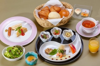 【朝食：和食】和食は焼き魚や小鉢をお膳でご用意。お一人様ごとに和食、洋食よりご選択。