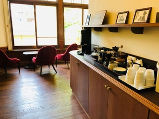 【ラウンジ】24時間いつでも寛げる「漱石の庵」湯上りの冷たいお飲み物や、コーヒーの無料サービス