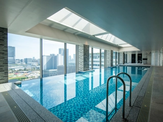 【最上階 プール】解放感あふれる空間で、非日常を感じられるリラックスタイムを(有料/大人のみ)