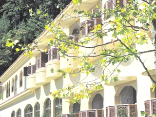 【外観】南仏プロヴァンス風の当館は高台に位置しており、河口湖の街を一望できます。