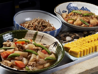 【朝食/和食】朝食の定番「厚焼き玉子」や「きんぴらごぼう」などの煮物類はどこか懐かしさを感じさせる味わいに。