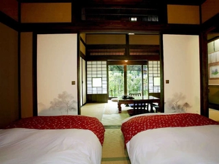 【離れ竹ぶえ】ローベッドを2台設えた寝室。