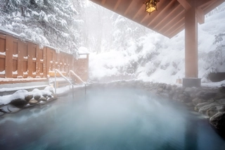 【大浴場】冬季期間限定♪自然の中にある露天風呂ならではの【雪見風呂】が堪能いただけます☆