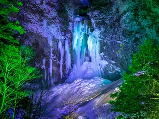 【平湯大滝結氷まつり】日本の滝百選にも選ばれている「平湯大滝」厳冬期に凍てつき氷柱へと姿を変えます。
