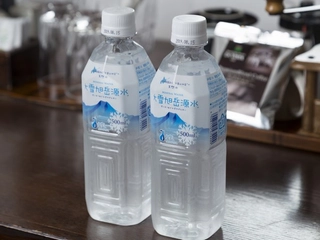 お部屋には旭岳源水をご用意。無料でお飲み頂けます。