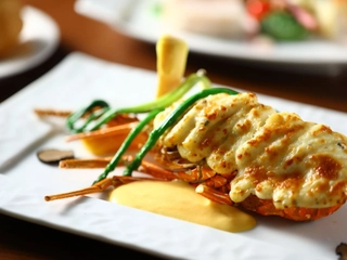 【夕食】ロブスターテルミドールはこんがりと焼き上げたチーズに白ワインを使用した至高の一皿です。