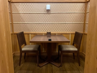 【レストラン】~こちらは2名様席の「半個室」となっており、ゆっくりお食事をお愉しみいただけます。