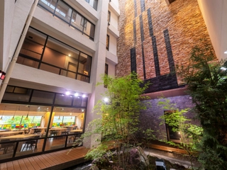 【館内】館内を流れる滝はドイツ最大の滝「トリベルクの滝」をイメージ。