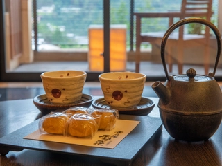 客室にはお茶セットと部屋菓子をご用意しております♪