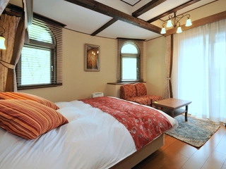 【ローズダブル】窓を開けるとビューバスがございます。お一人様でのご利用にもおすすめの客室です。