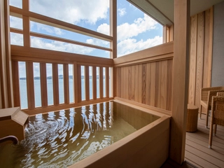 【客室露天風呂一例】自由きままに海風を感じながらの贅沢な湯浴みをお愉しみ下さい。