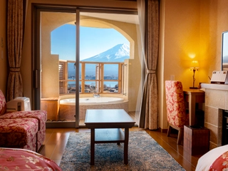 【ローズツイン】赤やピンクが基調のローズ客室は、特に女性の方に人気の客室です。