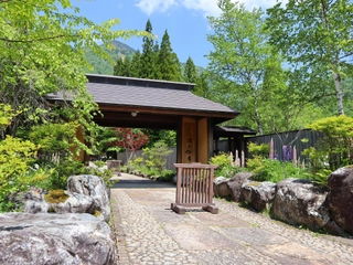 【外観:春】若葉が茂る山門。