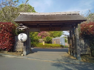 原風景への入り口。門をくぐり、左手にお進み下さい。