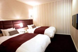 【ロイヤルガーデンコート】スイート(48平米)・ベッド