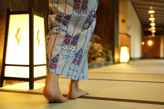 【施設】回廊イメージ（You can walk in the corridor barefoot.）
