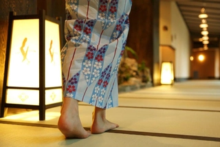 【施設】回廊イメージ(You can walk in the corridor barefoot.)
