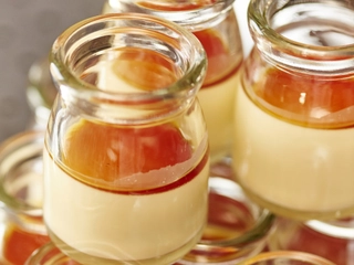 【朝食/デザート】お子様はもちろん大人にも大人気のホテル自家製プリン。クリーミーな味わいが口に広がるオススメの一品。