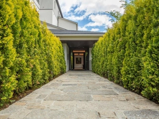 【外観】入口からは異世界に誘います