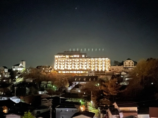 【外観】草津温泉の高台に位置する宿からは草津温泉の街並みを一望できます。