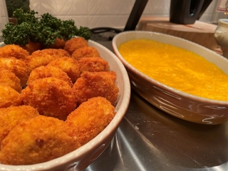 【朝食/洋食】サクサク熱々なメンチカツやコロッケも。お子様に大人気です。