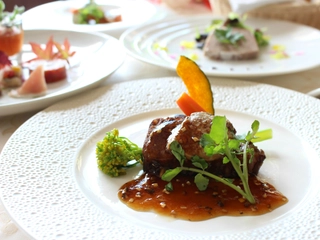 【夕食】ロッシーニ風ステーキは、フィレ肉にフォアグラとトリュフを添えた贅沢な一品。