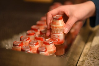 【地下1階/湯上り処 然-ぜん-】朝のご入浴後には湯上りドリンクをご用意。(5:00~10:00/写真はイメージ)