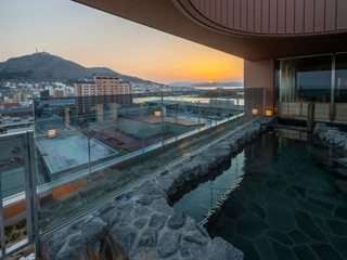 【大浴場/露天風呂】目の前の函館山を眺めながら、心身ともに癒しのひと時を。