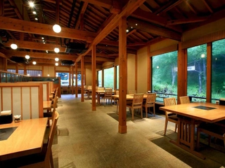 【食事処 海つばき】広々とした空間で、ゆっくりとお食事ををお楽しみください。