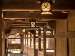 【館内】離れ客室へ続く廊下は、那須塩原の歴史と木の温もりを感じさせる造り