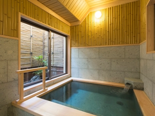 【貸切風呂】竹風呂：当館には珍しい和風の造りです。