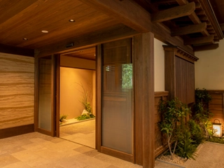 【本館玄関】スロープカーを降りると重厚感溢れる玄関がお出迎え致します