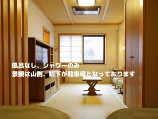 【客室:デラックスツイン】リビングスペースのテレビ下にはコーヒーやお茶のセットをご準備。