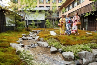 【施設】館内イメージ( Relax in a small garden.)